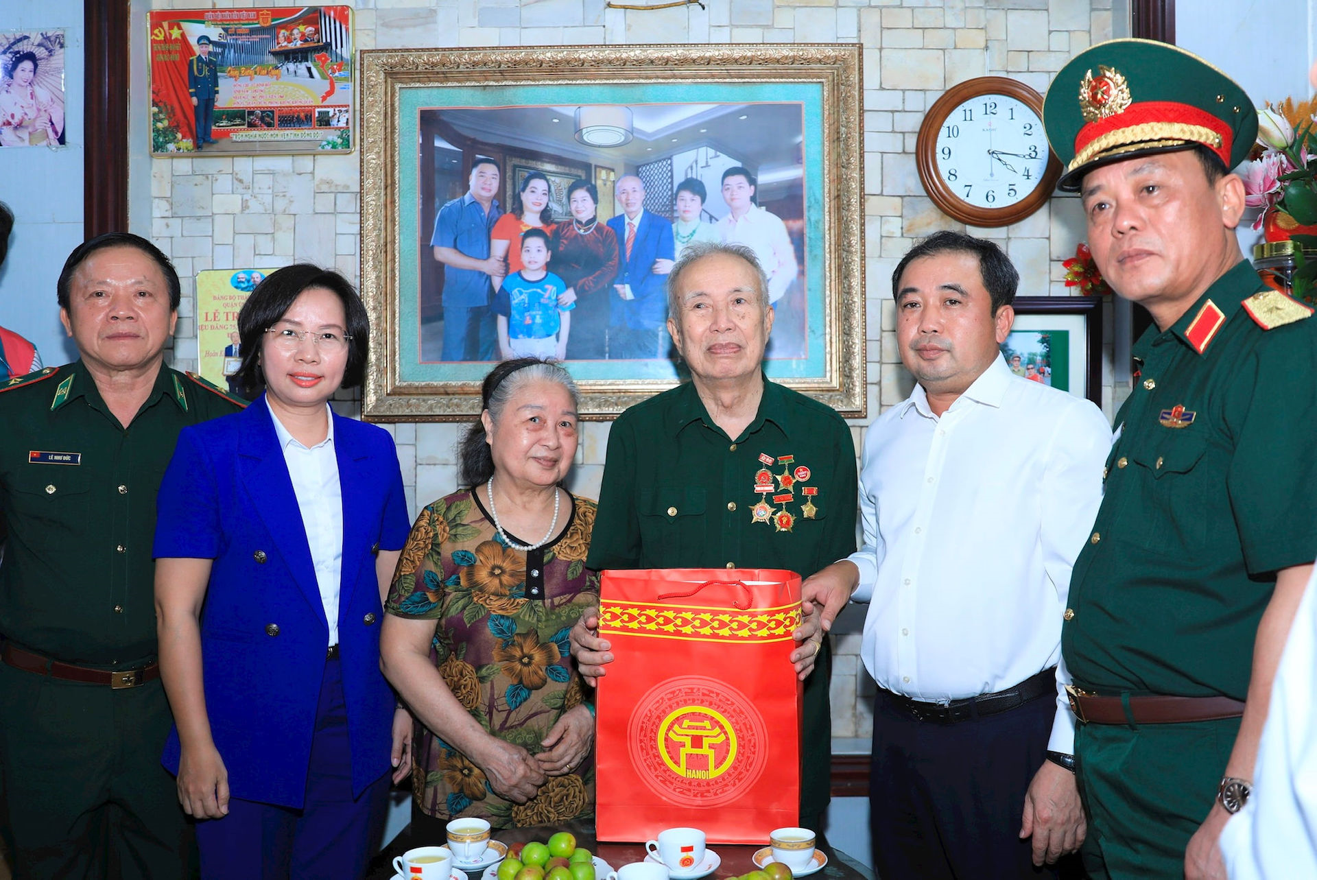 Bí thư Thành ủy Hà Nội thăm, tặng quà các thương binh tiêu biểu phường Hoàn Kiếm