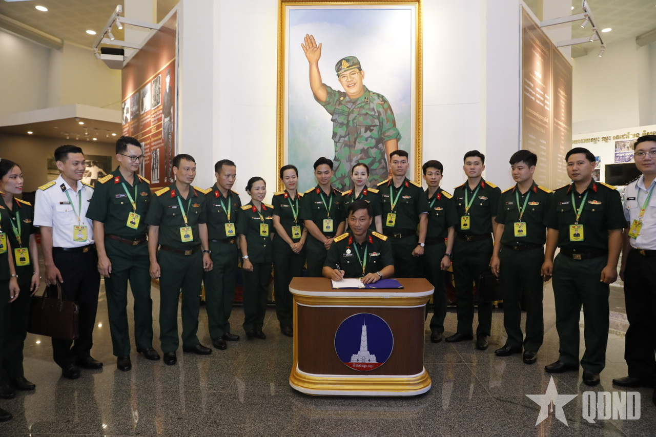 Đoàn sĩ quan trẻ Việt Nam bắt đầu các hoạt động giao lưu tại Campuchia năm 2026