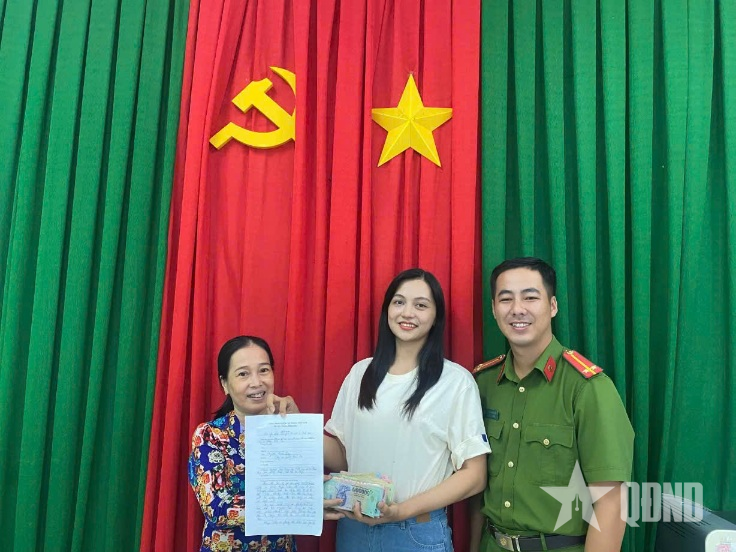 An Giang: Nhặt được hơn 50 triệu đồng, nữ giáo viên trả người đánh rơi

