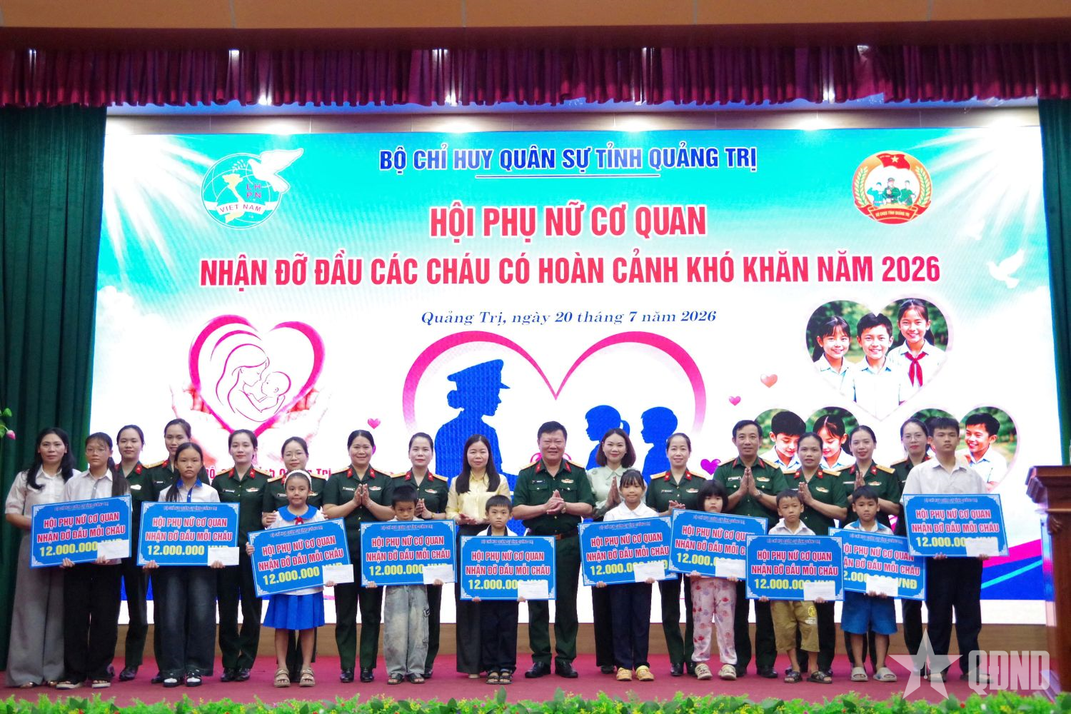 Bộ CHQS tỉnh Quảng Trị nhận đỡ đầu 10 trẻ em có hoàn cảnh khó khăn