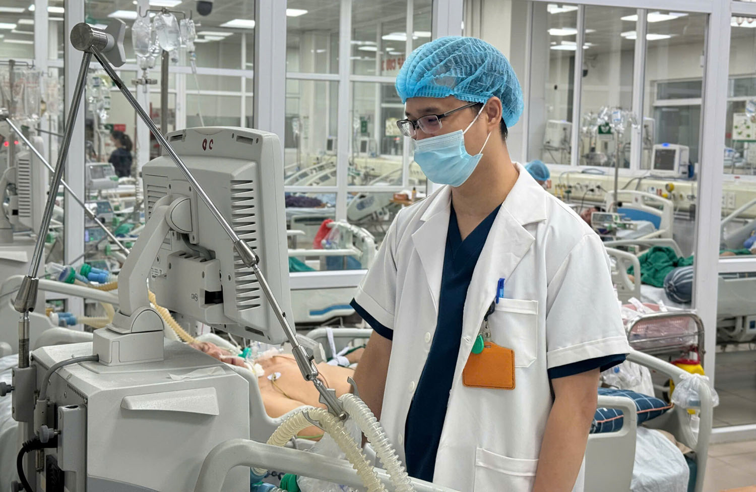 Cứu sống cụ ông ngộ độc methanol nặng không để lại di chứng