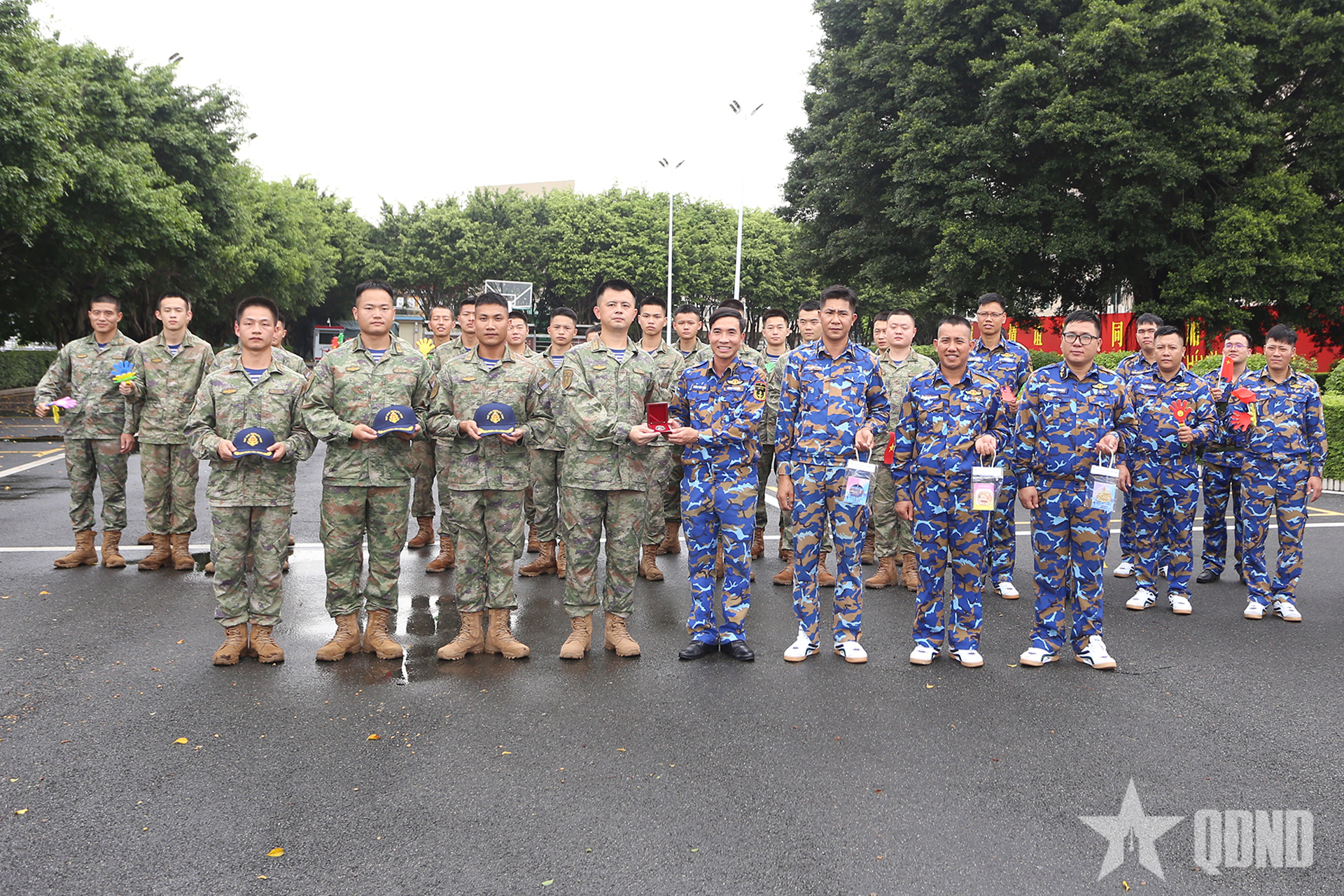Sĩ quan, thủy thủ Hải quân Việt Nam giao lưu thể thao với lực lượng Hải quân Trung Quốc