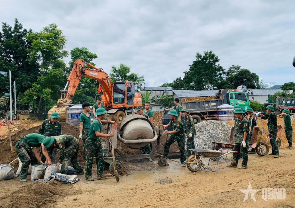 Khẩn trương dựng nhà giúp dân vùng lũ