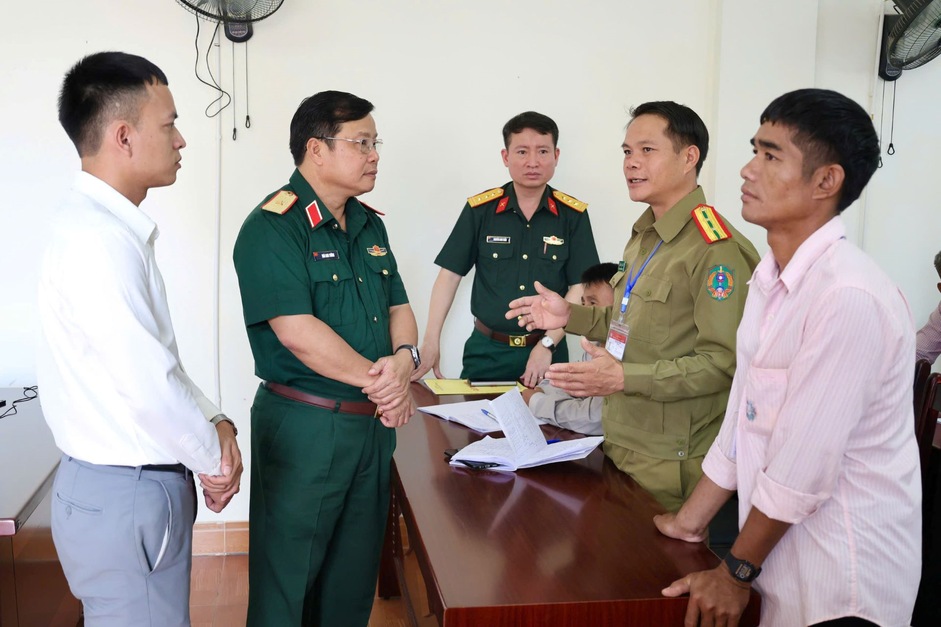 Quân khu 4 tặng quà, động viên học viên Lào học tập tại Việt Nam