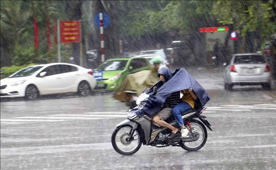Cảnh báo mưa dông kèm lốc, sét và mưa đá ở Hà Nội