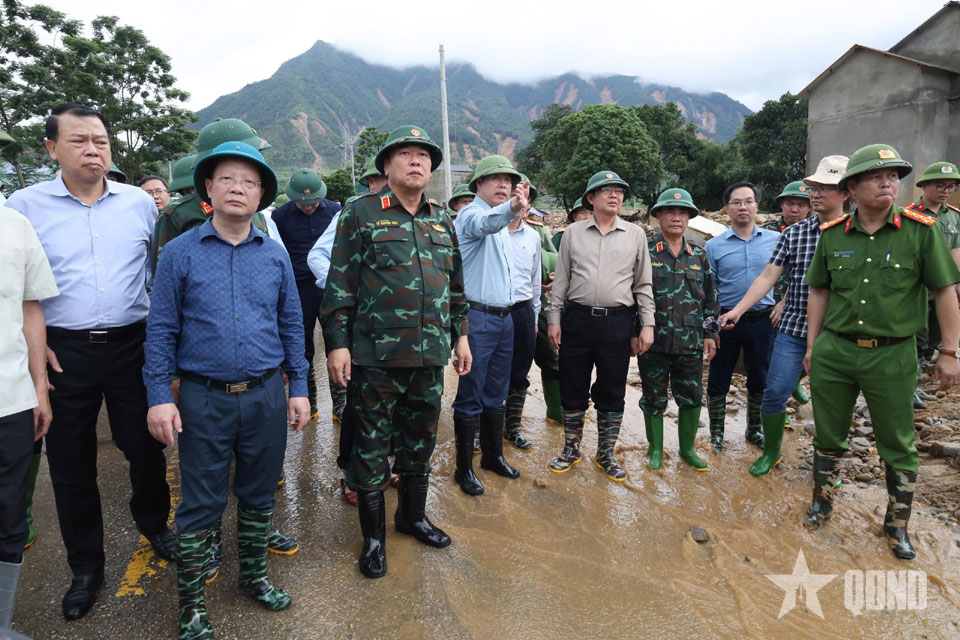 Phó thủ tướng Chính phủ Hồ Quốc Dũng thăm hỏi người dân vùng lũ Mường Than (Lai Châu)