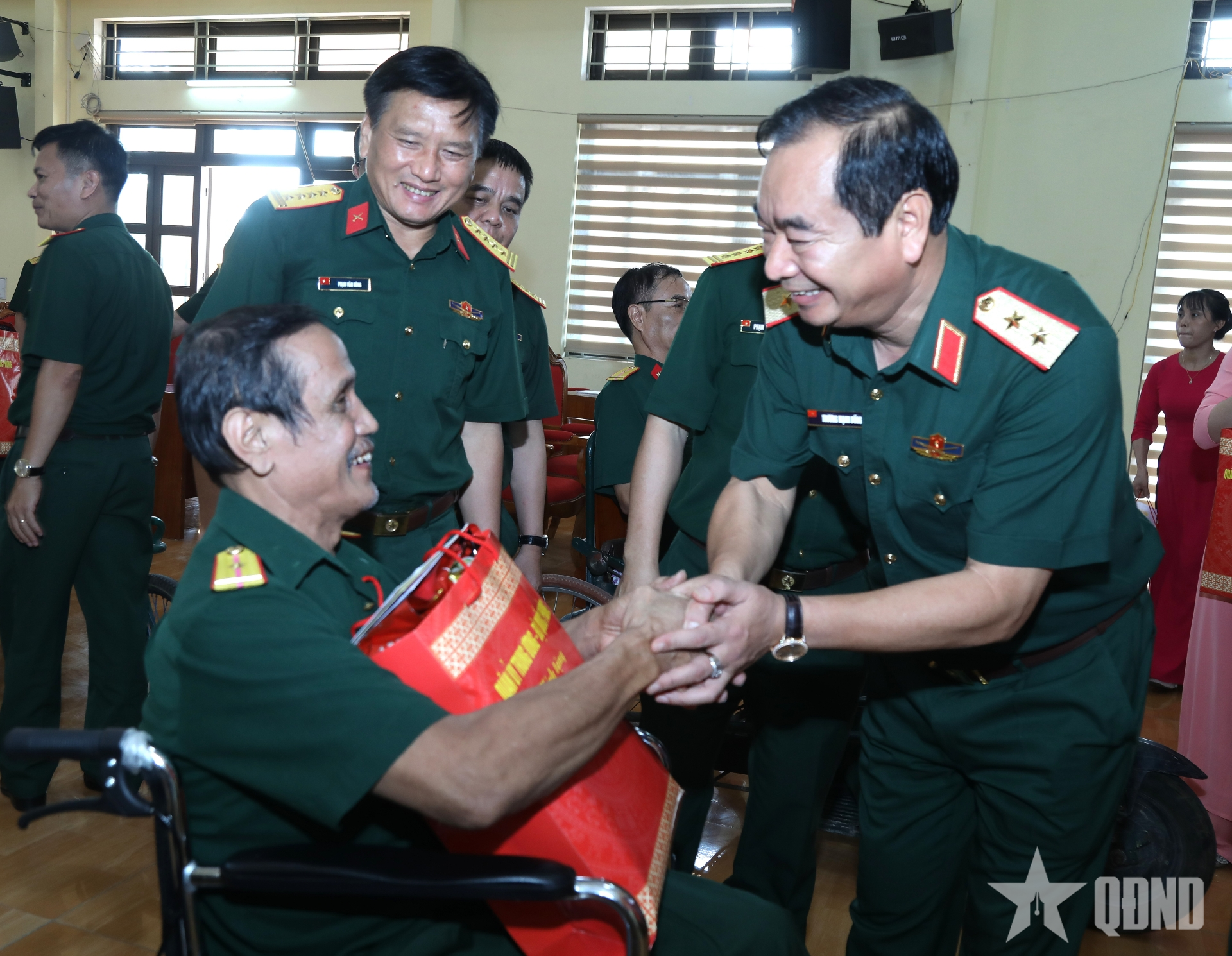 Đoàn công tác Quân ủy Trung ương, Bộ Quốc phòng thăm, tặng quà Trung tâm Điều dưỡng người có công tỉnh Phú Thọ