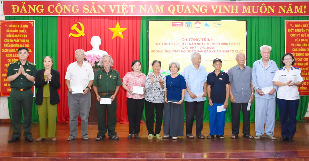 Biên phòng Cửa khẩu cảng Bà Rịa - Vũng Tàu phối hợp các đơn vị trao quà tri ân các thương binh, bệnh binh