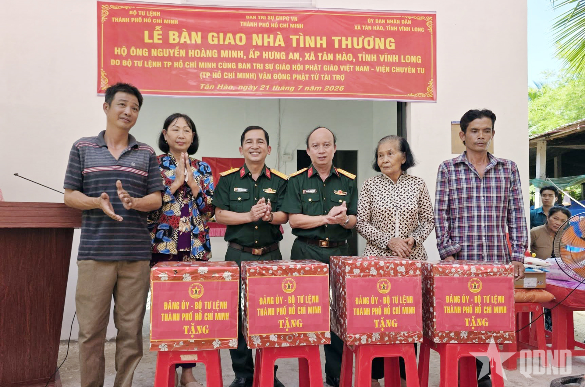 Bộ tư lệnh TP Hồ Chí Minh trao tặng 4 căn “Nhà tình thương” tại tỉnh Vĩnh Long
