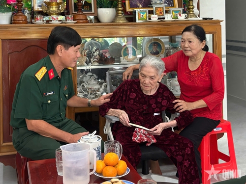 Bộ CHQS tỉnh Cà Mau: Thăm, tặng quà Anh hùng LLVT nhân dân Phạm Thị Bay