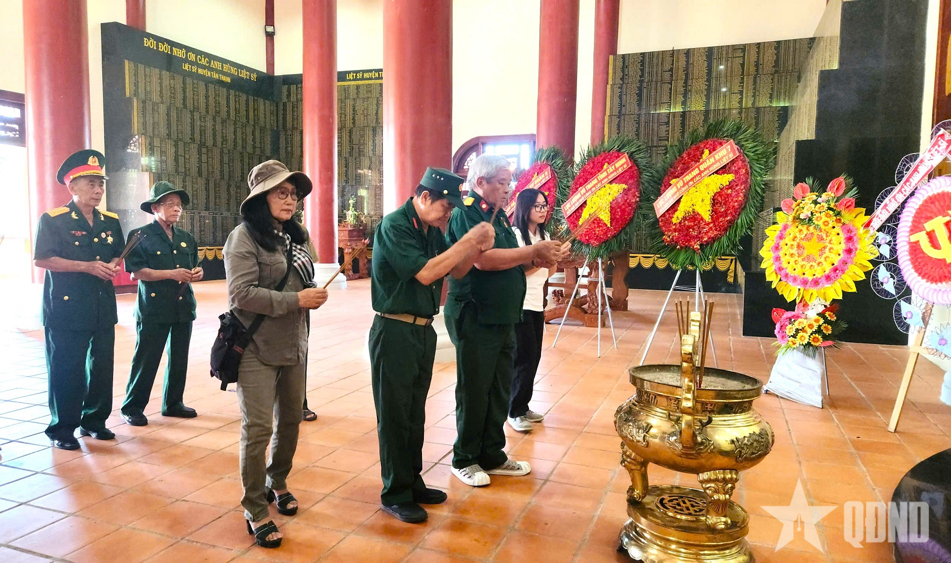 Dâng hương tri ân tại Khu Di tích lịch sử quốc gia khu vực Đồn Long Khốt