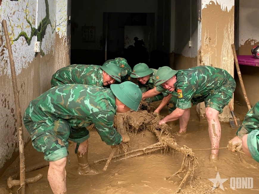 Ra sức giúp đỡ nhân dân