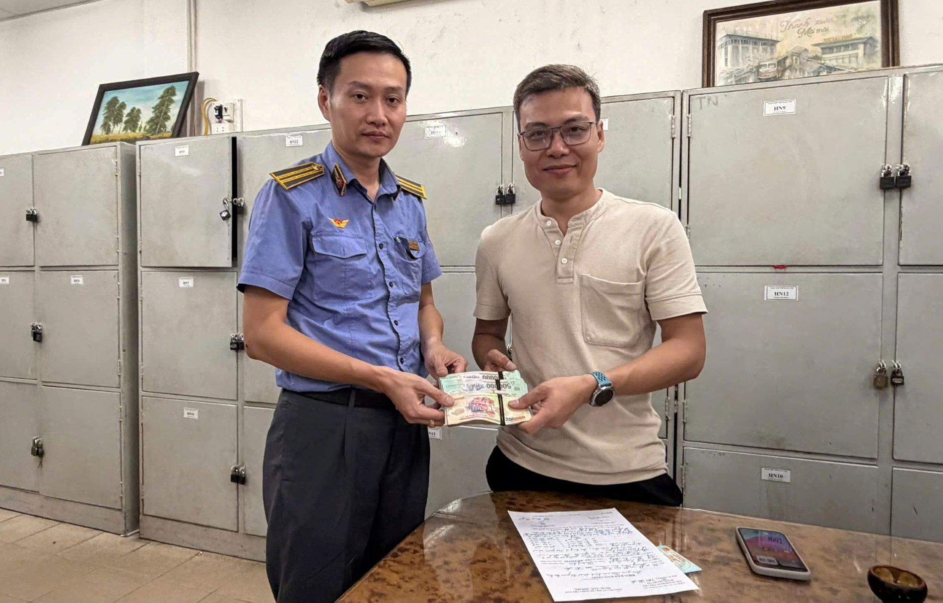 Nhân viên đường sắt trả lại tài sản gần 123 triệu đồng để quên trên tàu cho hành khách 