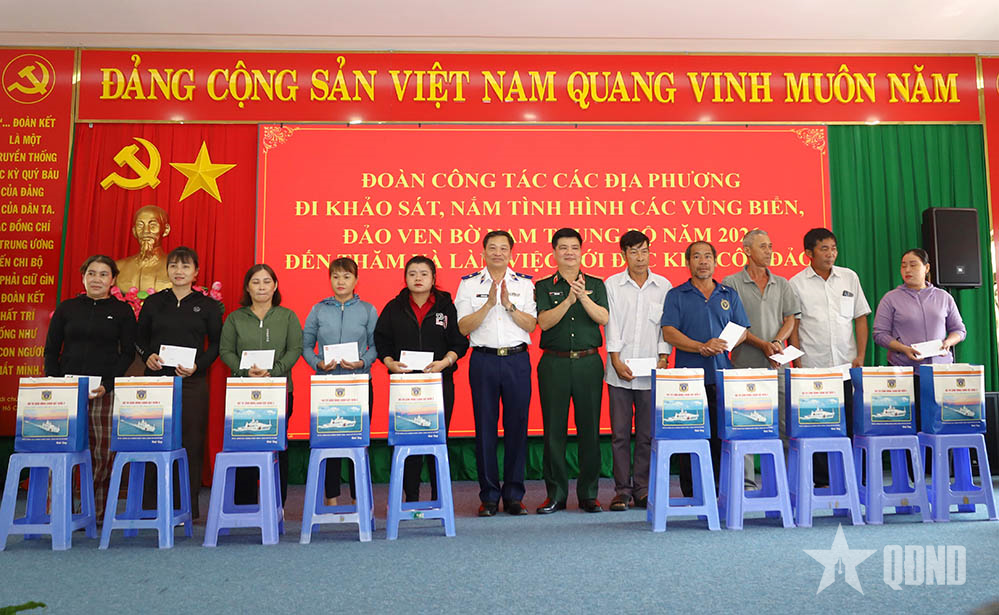 Đoàn công tác Cảnh sát biển Việt Nam thăm, tặng quà quân và dân đặc khu Côn Đảo