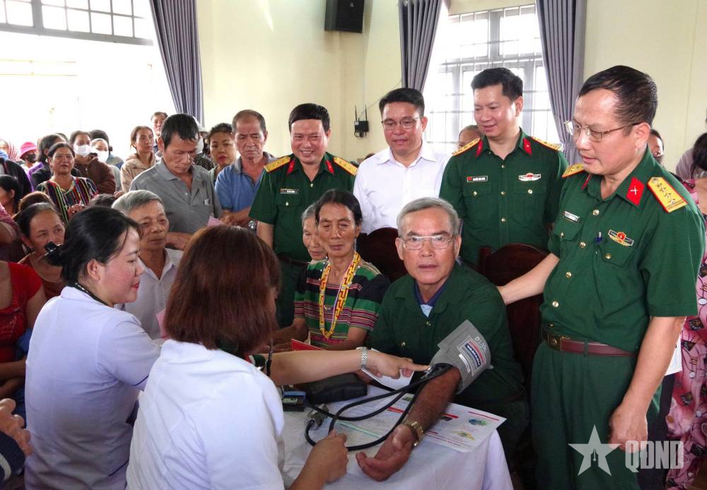 Binh đoàn 16 khám bệnh, tặng quà tri ân tại hai xã Bom Bo và Đắk Nhau (Đồng Nai)