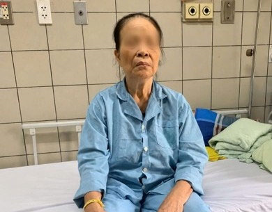 Cụ bà 90 tuổi tự ngồi dậy sau một ngày mổ ung thư dạ dày