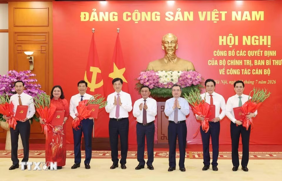 Hội nghị công bố các quyết định của Bộ Chính trị, Ban Bí thư về công tác cán bộ
