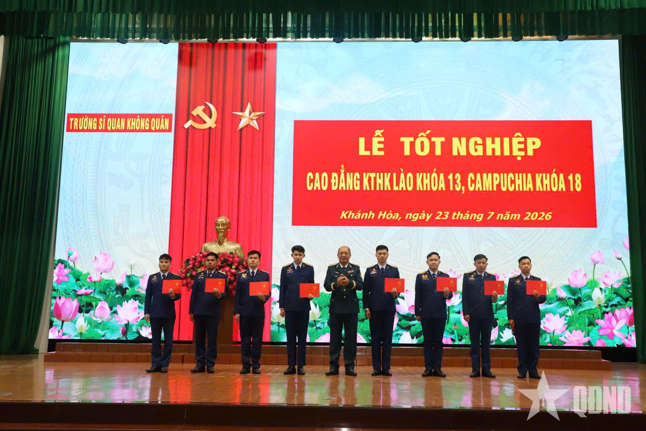 Trường Sĩ quan Không quân bế giảng khóa đào tạo học viên kỹ thuật hàng không Lào, Campuchia