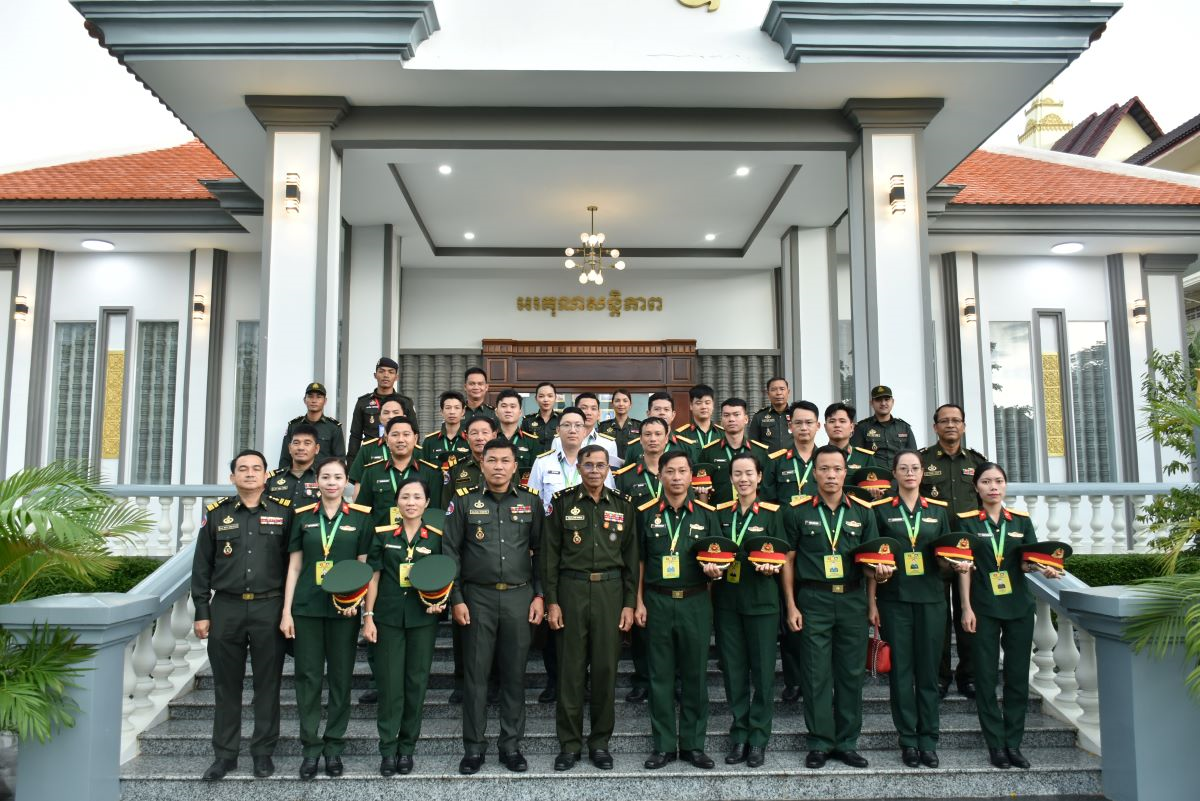 Đoàn sĩ quan trẻ Việt Nam thăm, giao lưu tại Quân khu Đặc biệt (Quân đội Hoàng gia Campuchia)