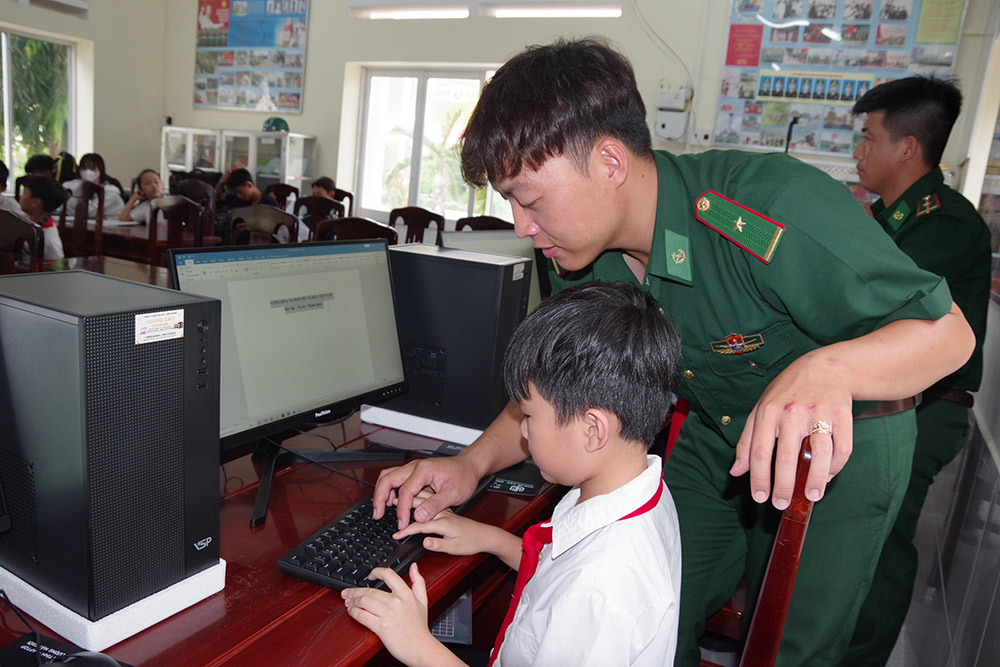 Đồng hành cùng học sinh chuyển đổi số