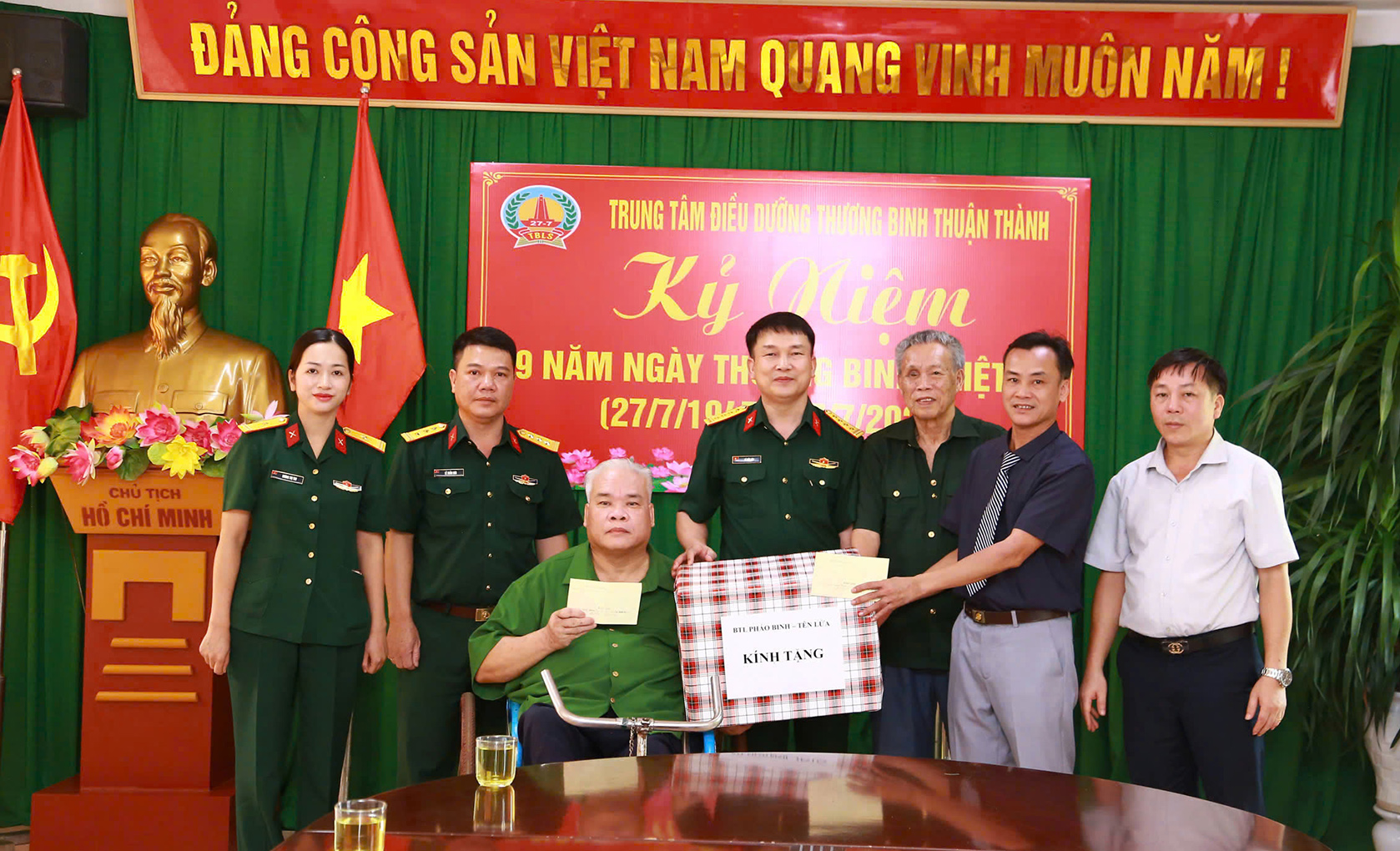 Bộ tư lệnh Pháo binh - Tên lửa: Thăm, tặng quà Trung tâm Điều dưỡng người có công Thuận Thành (Bắc Ninh)