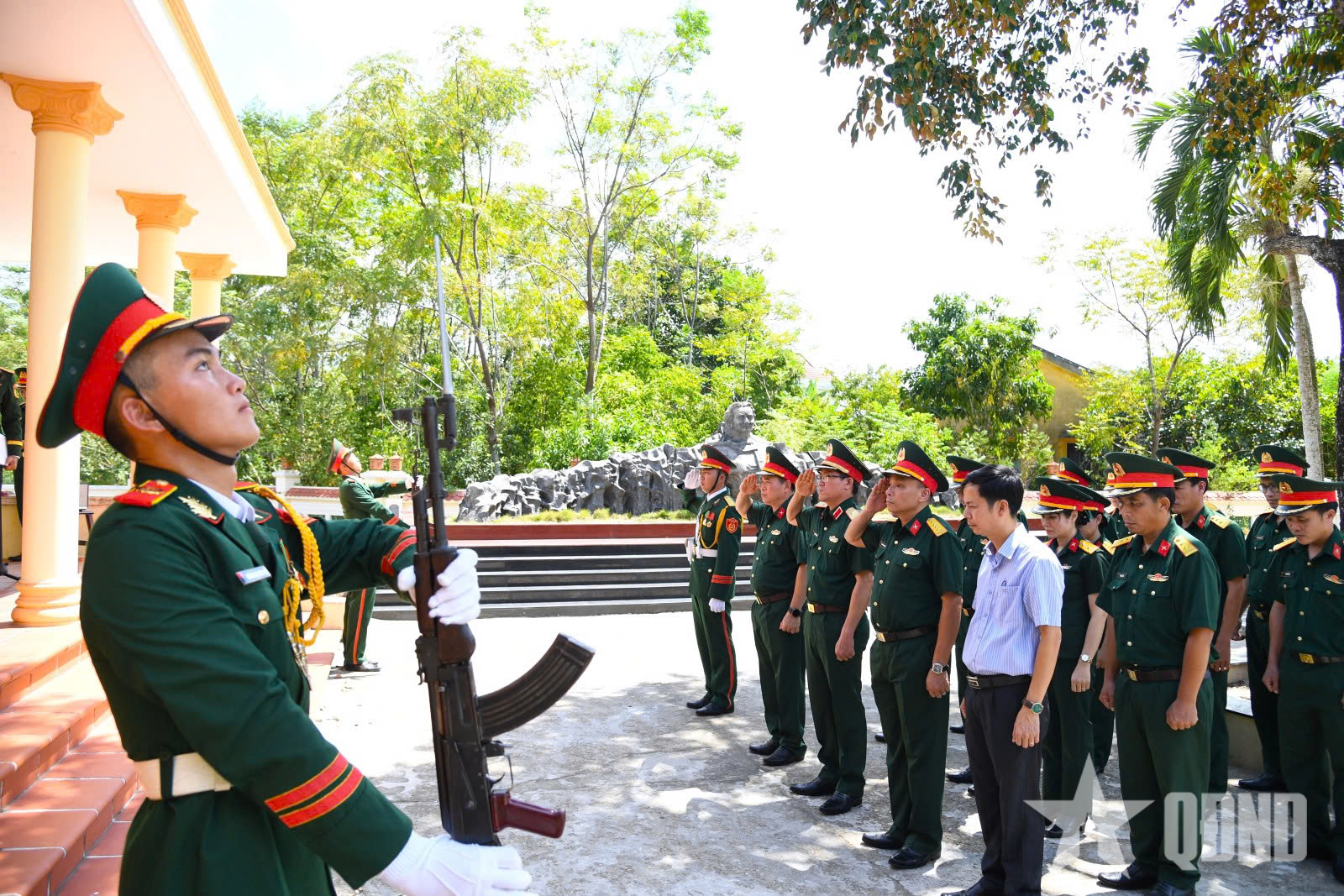 Quân khu 5: Dâng hương các anh hùng liệt sĩ, Bà mẹ Việt Nam anh hùng