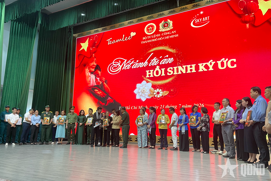 TP Hồ Chí Minh: Xúc động trao ảnh liệt sĩ phục dựng tặng thân nhân liệt sĩ