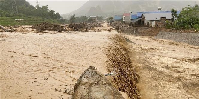 Lai Ch&acirc;u: Mưa lớn g&acirc;y sạt lở, chia cắt Quốc lộ 32 v&agrave; Quốc lộ 279 qua Mường Than