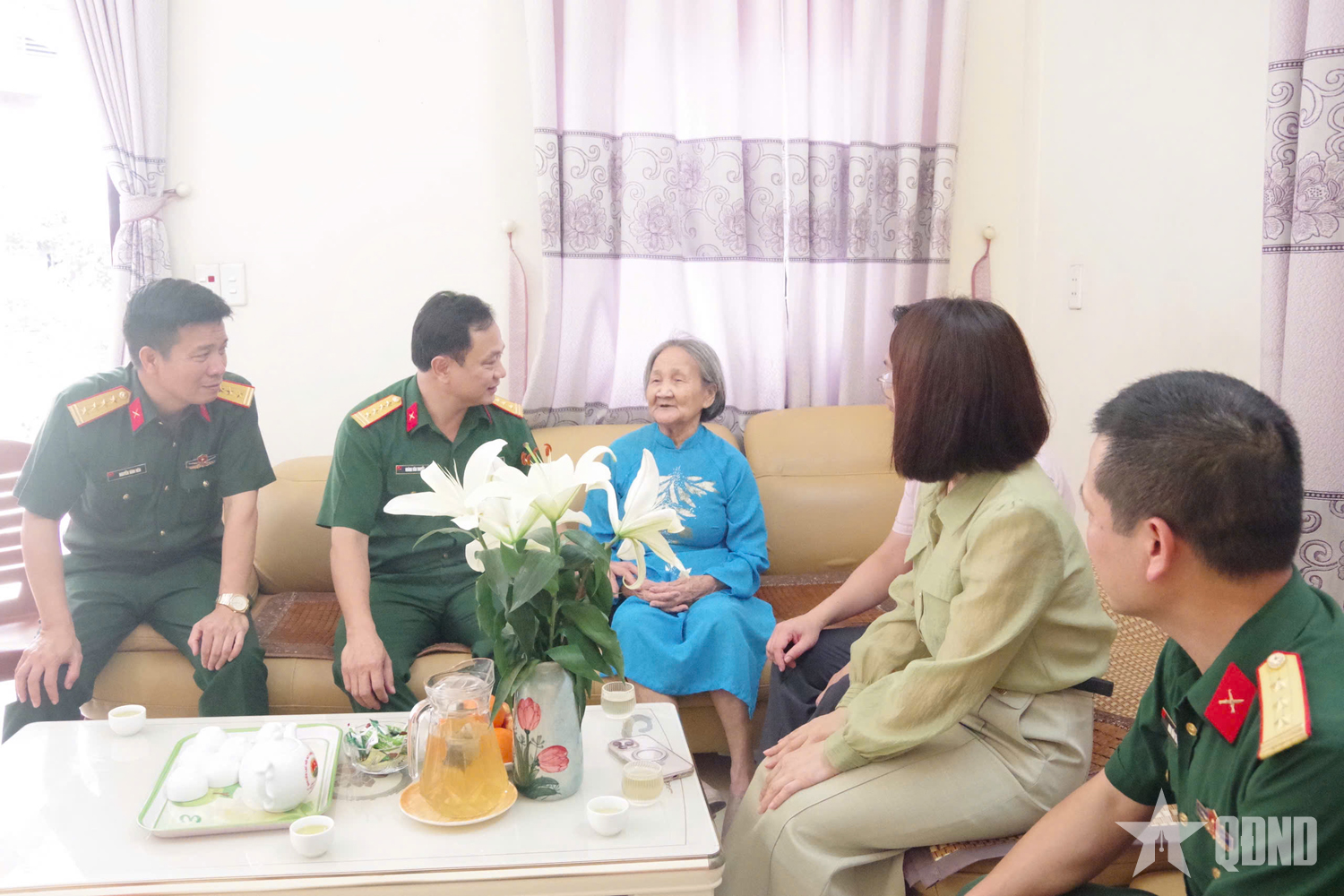Bộ CHQS tỉnh Quảng Ninh thăm, tặng quà Mẹ Việt Nam anh hùng và gia đình chính sách