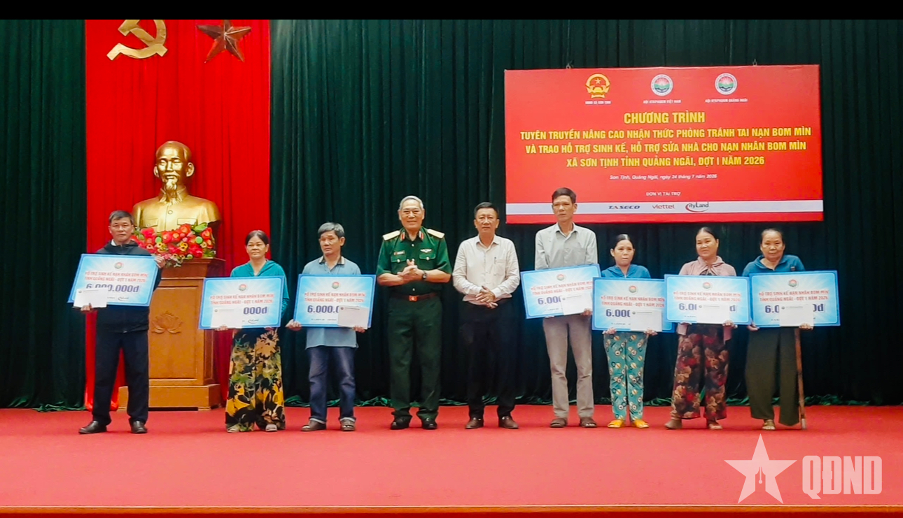 Quảng Ngãi: Trao hỗ trợ sinh kế, sửa chữa nhà ở cho nạn nhân bom mìn
