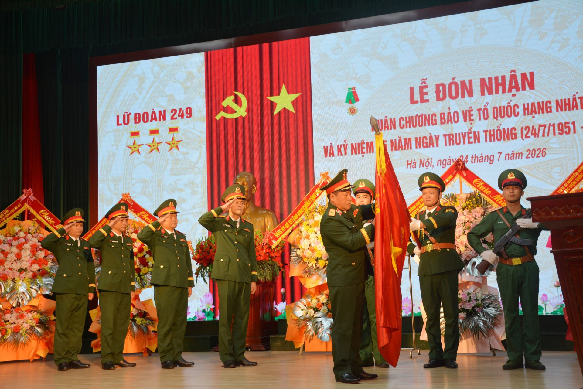 Lữ đoàn 249 (Binh chủng Công binh) đón nhận Huân chương Bảo vệ Tổ quốc hạng Nhất