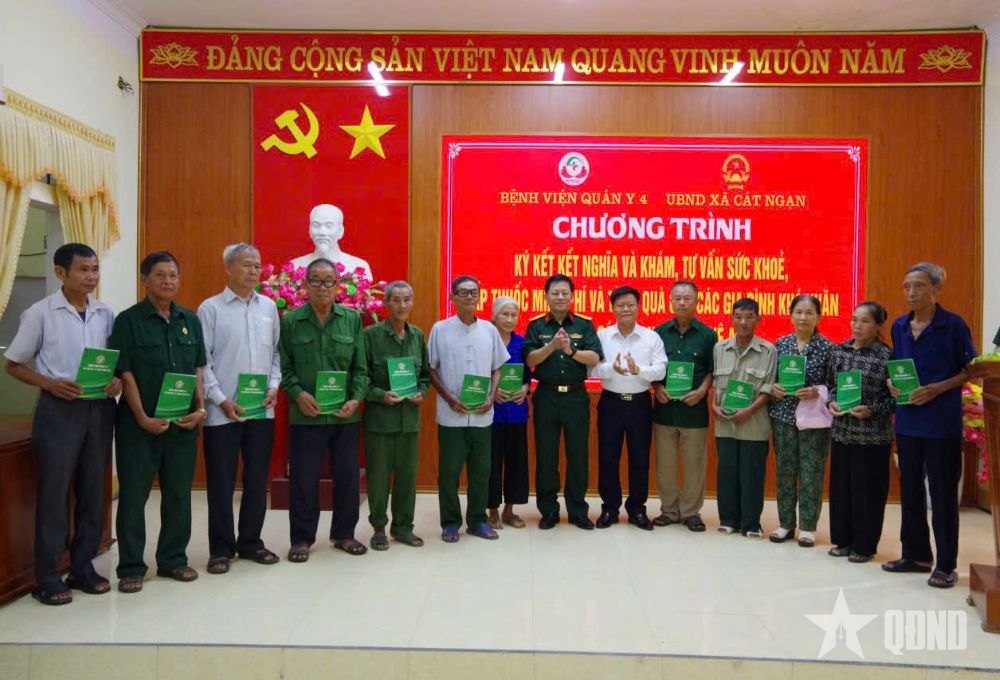 Bệnh viện Quân y 4: Ký kết kết nghĩa, khám bệnh, cấp thuốc miễn phí cho nhân dân xã Cát Ngạn, tỉnh Nghệ An.