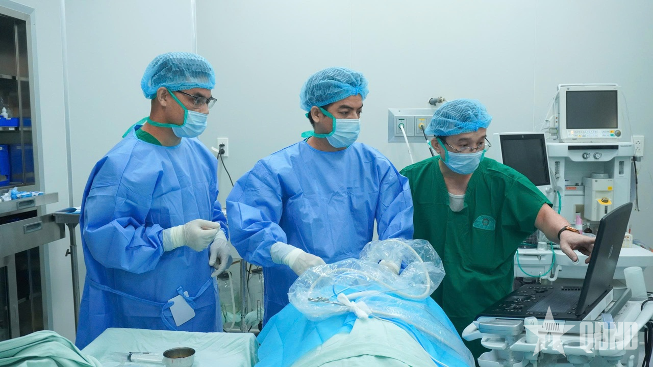 Quân khu 9: Bệnh viện Quân y 120 thực hiện ca đốt nhân tuyến giáp bằng sóng cao tần