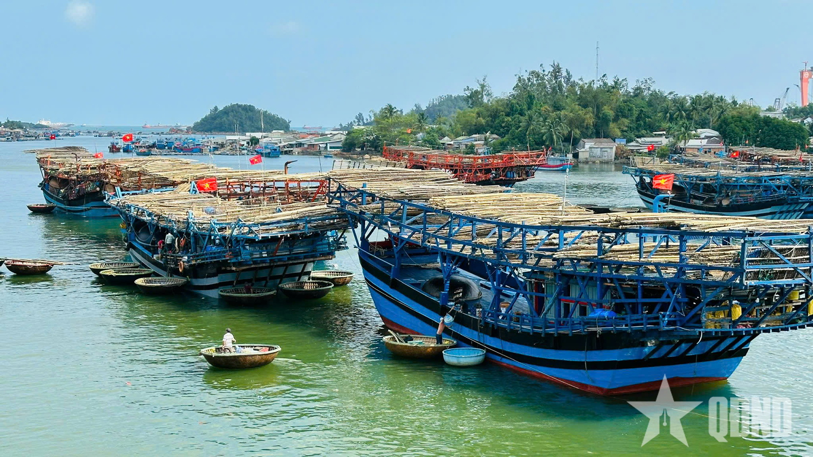Quảng Ngãi: Khẩn trương tìm kiếm 3 ngư dân mất tích sau vụ chìm tàu cá trên vùng biển Trường Sa

