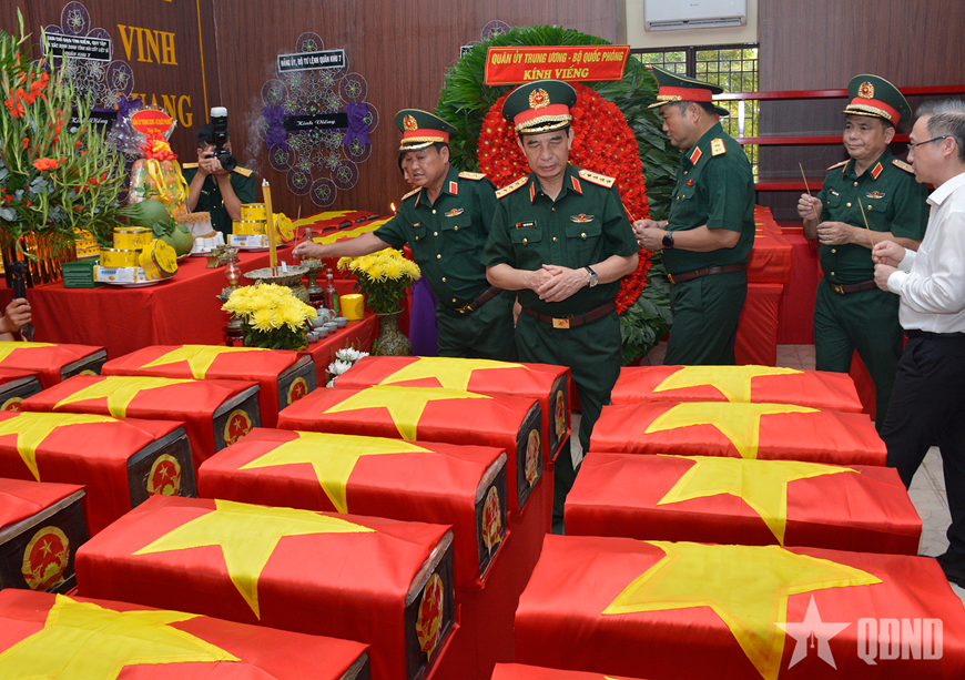 Đại tướng Phan Văn Giang dâng hoa, dâng hương tại Công viên Lê Thị Riêng