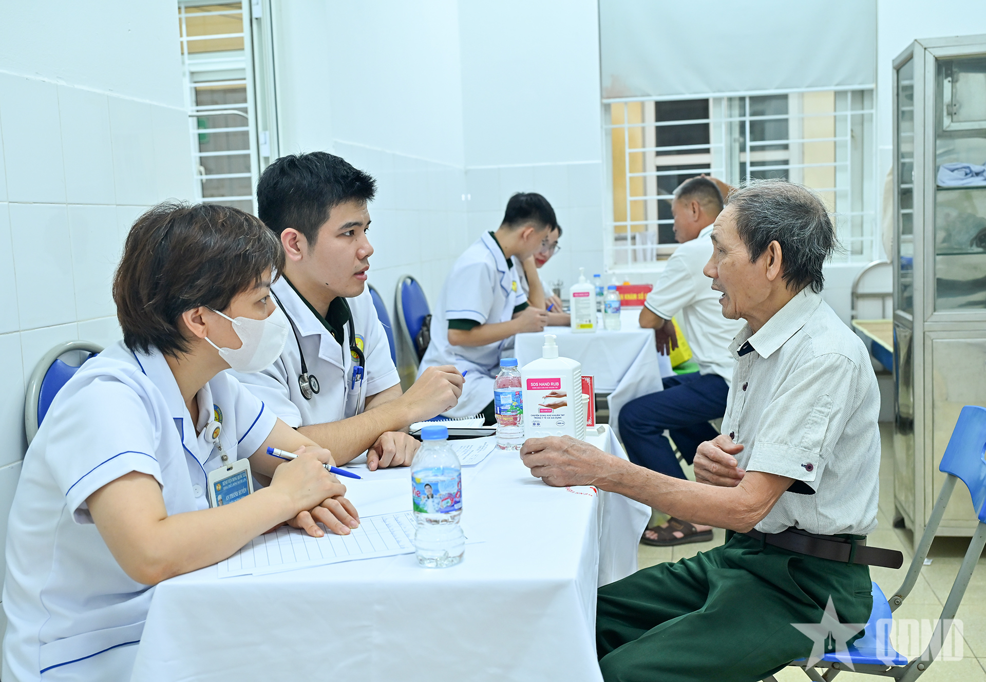 Bệnh viện Bỏng quốc gia Lê Hữu Trác khám bệnh, tặng quà đối tượng chính sách