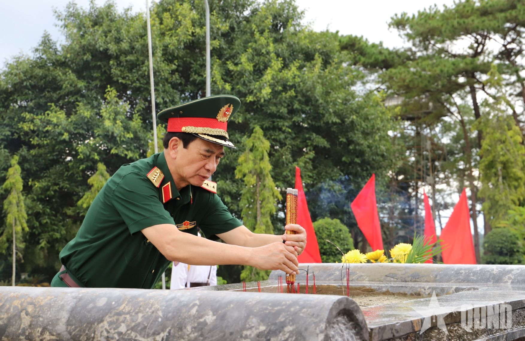 Đại tướng Phan Văn Giang dâng hương tưởng niệm các anh hùng liệt sĩ tại Lâm Đồng

