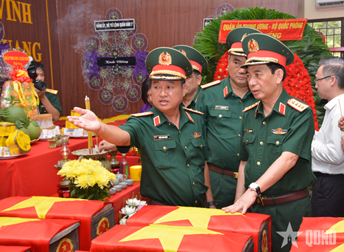 Đại tướng Phan Văn Giang dâng hoa, dâng hương tại Công viên Lê Thị Riêng