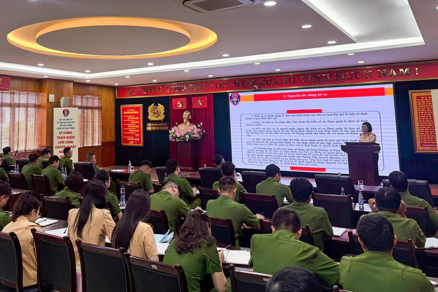 Công an Hà Nội tập huấn nghiệp vụ đăng ký xe năm 2026