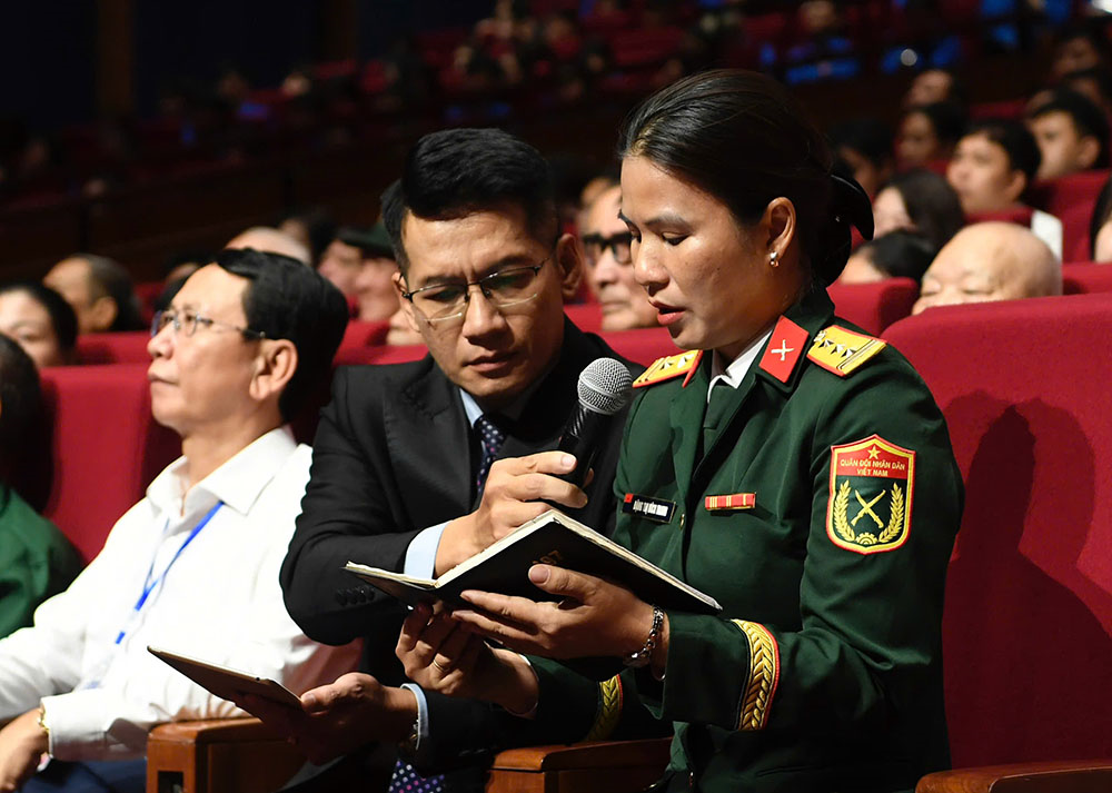 Vẫn thấy anh bay giữa bầu trời