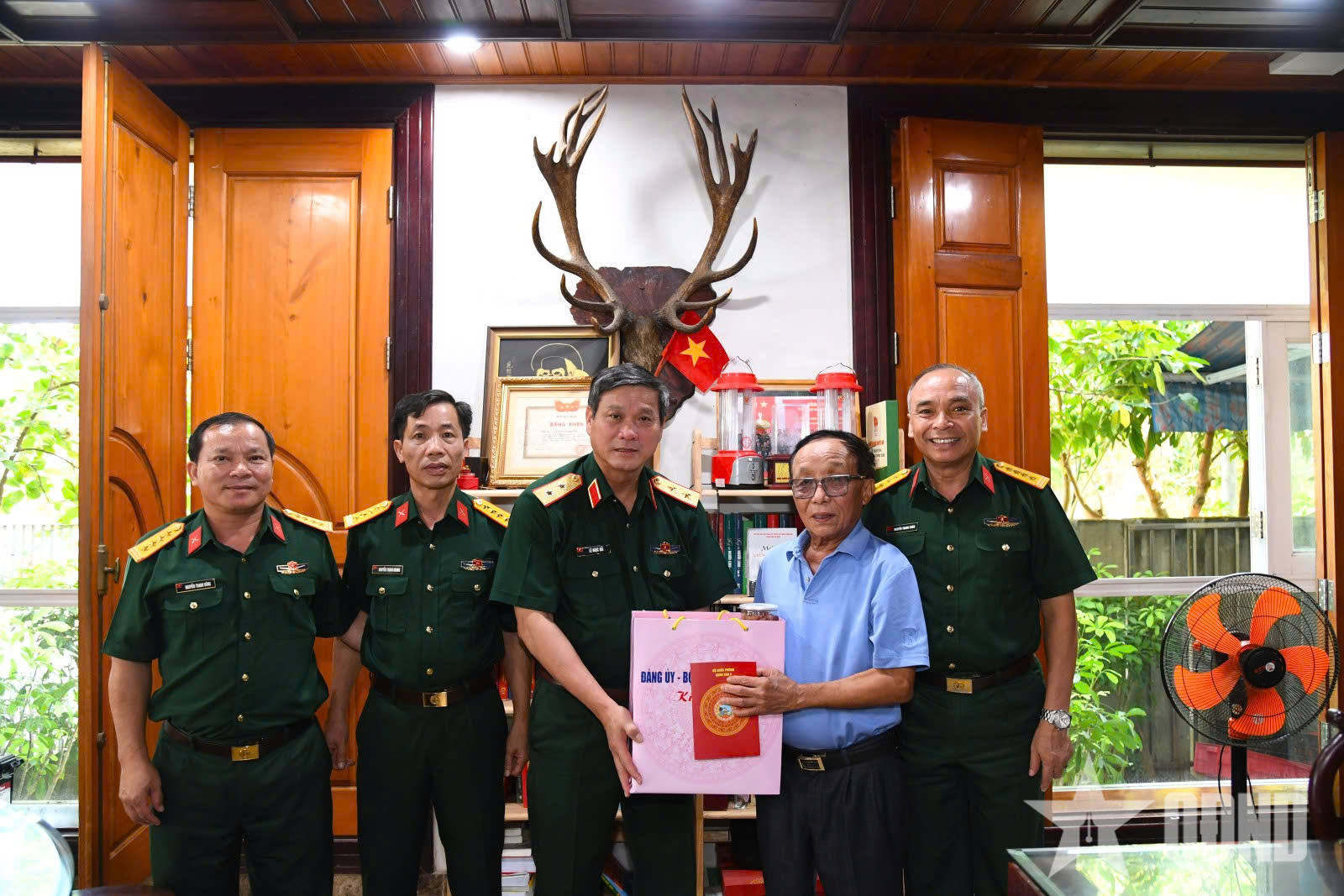 Tư lệnh Quân khu 5 thăm, tặng quà các đồng chí nguyên thủ trưởng Quân khu