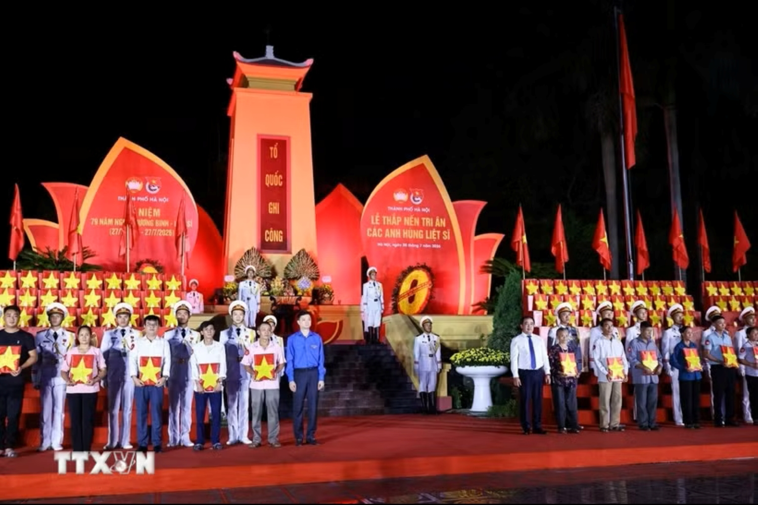 Lễ thắp nến tri ân các anh hùng liệt sĩ tại Nghĩa trang Mai Dịch và Nghĩa trang Hàng Dương