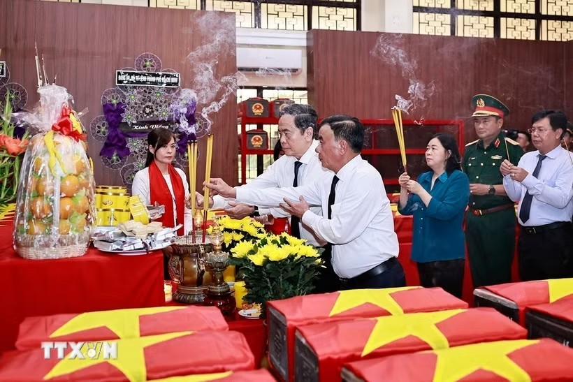 Chủ tịch Quốc hội Trần Thanh Mẫn dâng hương tri ân các anh hùng liệt sĩ tại TP Hồ Chí Minh