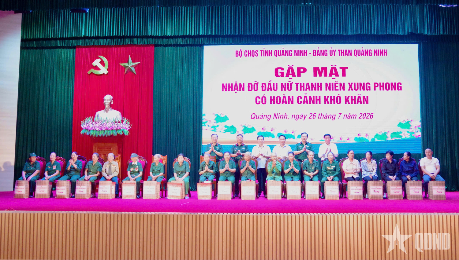 Bộ CHQS tỉnh Quảng Ninh và Đảng ủy Than Quảng Ninh nhận đỡ đầu 22 nữ thanh niên xung phong có hoàn cảnh khó khăn