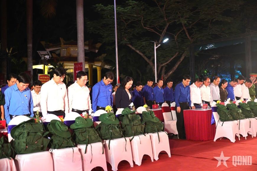 Nghệ An: Lắng đọng lễ thắp nến tri ân tại Nghĩa trang Liệt sĩ Việt - Lào