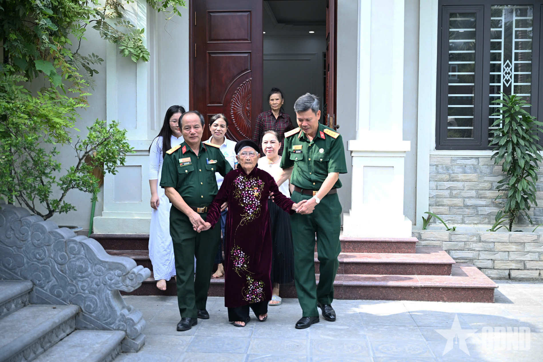 Một đời mẹ, muôn đời Tổ quốc
