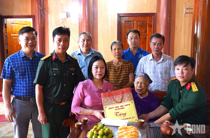 Bữa cơm sưởi ấm lòng Bà mẹ Việt Nam anh hùng