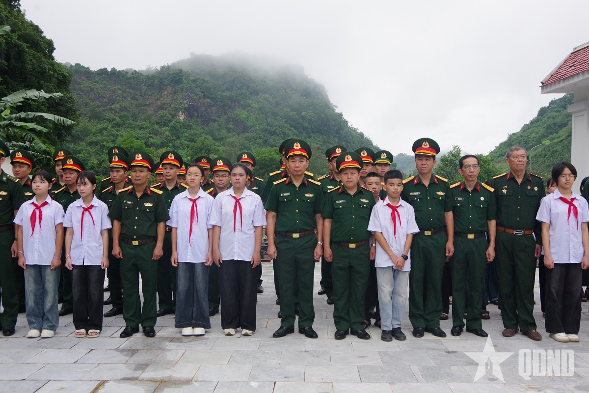 Bộ CHQS tỉnh Sơn La dâng hương tưởng niệm các anh hùng liệt sĩ
