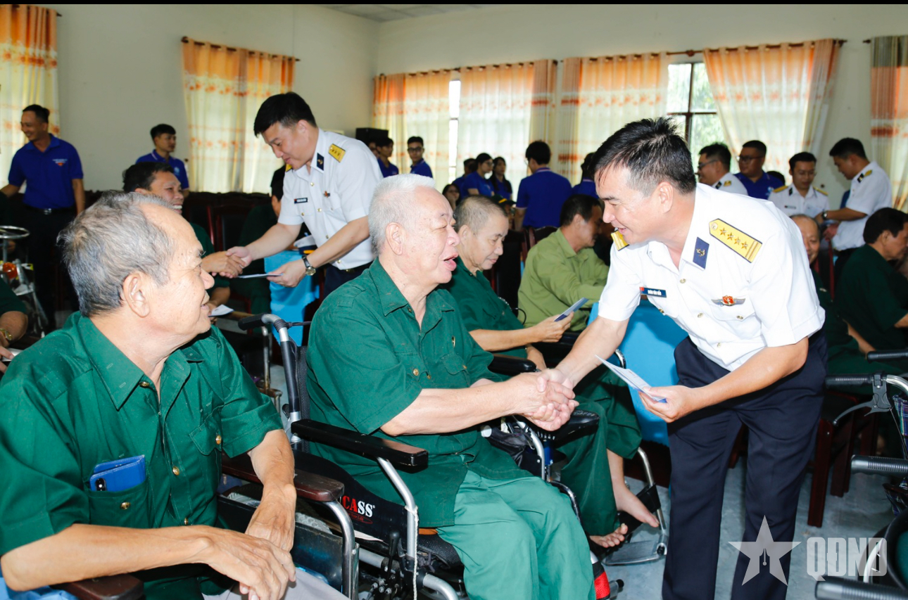 Tuổi trẻ Binh đoàn 20 tri ân các anh hùng liệt sĩ, người có công tại Long Đất