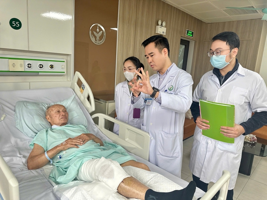 Bệnh viện Hữu nghị Việt Đức: Chấm dứt vết thương chiến tranh sau hơn 50 năm cho thương binh 85 tuổi